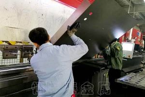 在鈑金件折彎加工過(guò)程中有幾個(gè)關(guān)鍵問(wèn)題需要特別關(guān)注