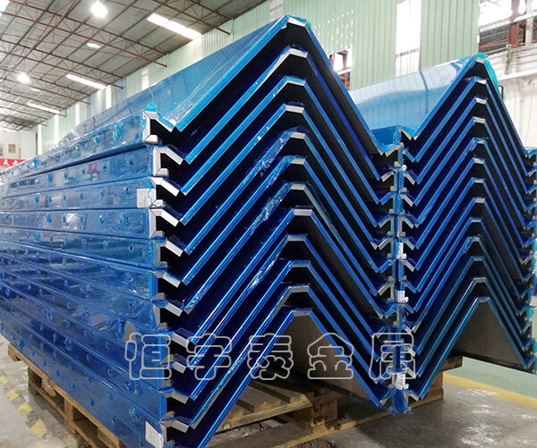 對鈑金加工過程中的特性進(jìn)行了深入分析